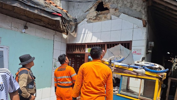 Atap rumah ambruk akibat hujan disertai angin kencang di Bogor