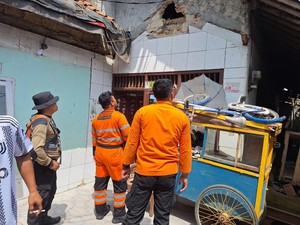 Hujan-Angin Kencang Bikin Atap Rumah Ambruk dan Pohon Tumbang di Kota Bogor