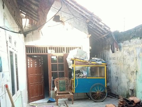 Atap rumah ambruk akibat hujan disertai angin kencang di Bogor