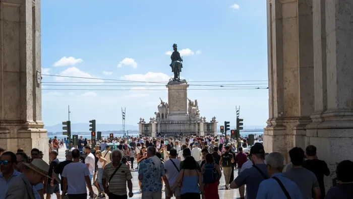Augusta Arch di dekat alun-alun Comercio, di Distrik Baixa, Lisboa