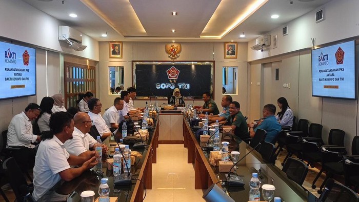 Badan Aksesibilitas Telekomunikasi dan Informasi (BAKTI) Kementerian Komunikasi dan Digital Republik Indonesia dan Mabes TNI membahas rencana usulan titik lokasi konektivitas pos-pos TNI AL dengan layanan Satelit Republik Indonesia 1 melalui program BAKTI AKSI.