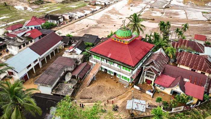 Banjir bandang di Kabupaten Sijunjung Foto udara sejumlah rumah warga yang rusak akibat banjir bandang di Nagari Silantai, Kabupaten Sijunjung, Sumatera Barat, Selasa (12/11/2024). Sejumlah desa atau nagari di daerah tersebut diterjang banjir bandang akibat curah hujan yang tinggi dan menyebakan meluapnya aliran Sungai Batang Sumpu dan Batang Ombilin pada Selasa (12/11) dini hari. ANTARA FOTO/Regi Darlis/Lmo/foc.