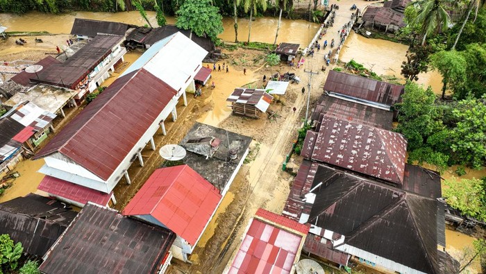 Foto udara sejumlah rumah warga yang rusak akibat banjir bandang di Nagari Silantai, Kabupaten Sijunjung, Sumatera Barat, Selasa (12/11/2024). Sejumlah desa atau nagari di daerah tersebut diterjang banjir bandang akibat curah hujan yang tinggi dan menyebakan meluapnya aliran Sungai Batang Sumpu dan Batang Ombilin pada Selasa (12/11) dini hari. ANTARA FOTO/Regi Darlis/Lmo/foc.