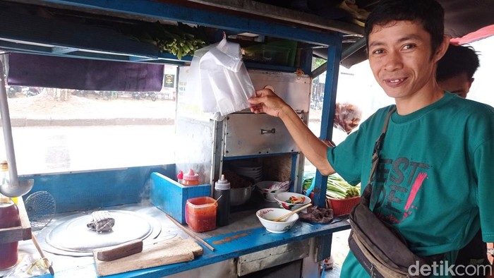Bayu pedagang mi ayam di Tasikmalaya menunjukan kantung kresek untuk membungkus dagangannya.