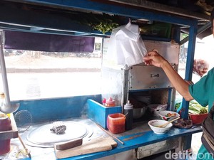 Mi Ayam Bungkus Keresek di Tasikmalaya yang Bikin Warga Luar Heran