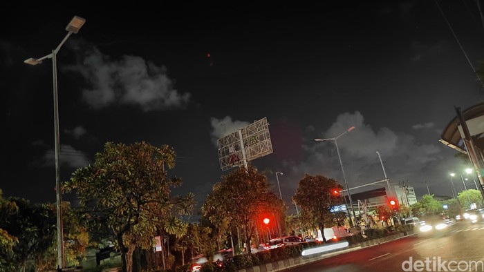 Beberapa lampu jalan di wilayah Kedonganan, Kecamatan Kuta, Badung, beberapa waktu lalu. (Agus Eka/detikBali)