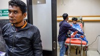 Salah satu korban yang kakinya luka sedang mendapat perawatan di Rumah Sakit Umum Radjak.