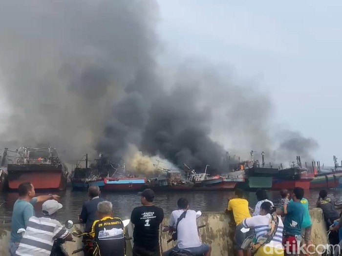 Belasan kapal nelayan di lokasi tambat labuh wilayah Panjang Wetan, Kecamatan Pekalongan Utara, terbakar, Selasa (12/11/2024) pagi.