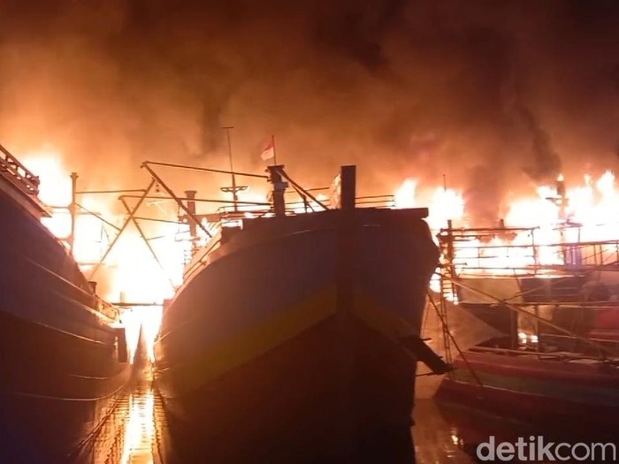 Belasan kapal nelayan di lokasi tambat labuh wilayah Panjang Wetan, Kecamatan Pekalongan Utara, terbakar, Selasa (12/11/2024) pagi.