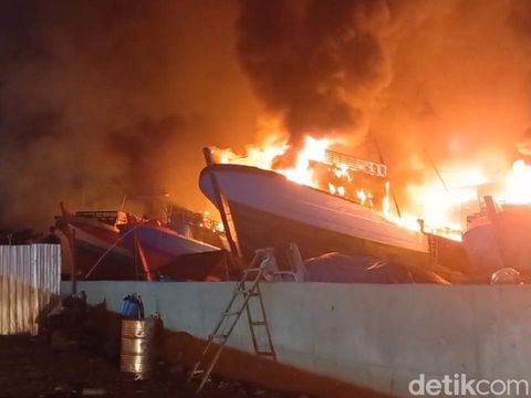 Belasan kapal nelayan terbakar hebat di lokasi tambat labuh wilayah Panjang Wetan, Kecamatan Pekalongan Utara, Kota Pekalongan, Selasa (12/11/2024) pagi.
