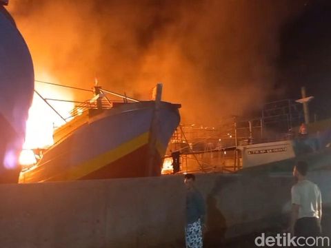 Belasan kapal nelayan terbakar hebat di lokasi tambat labuh wilayah Panjang Wetan, Kecamatan Pekalongan Utara, Kota Pekalongan, Selasa (12/11/2024) pagi.