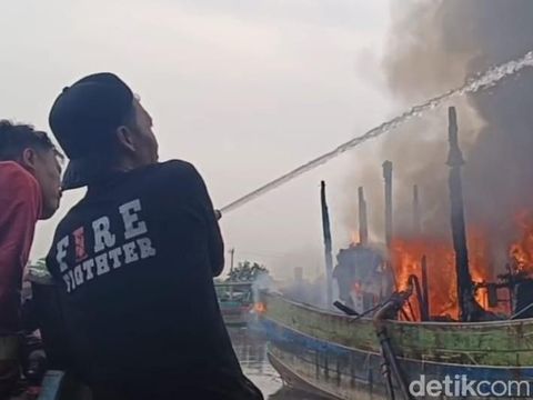 Belasan kapal nelayan terbakar hebat di lokasi tambat labuh wilayah Panjang Wetan, Kecamatan Pekalongan Utara, Kota Pekalongan, Selasa (12/11/2024) pagi.