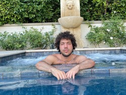 Pacar Selena Gomez Masuk Daftar Pria Terseksi 2024, Netizen Tak Setuju