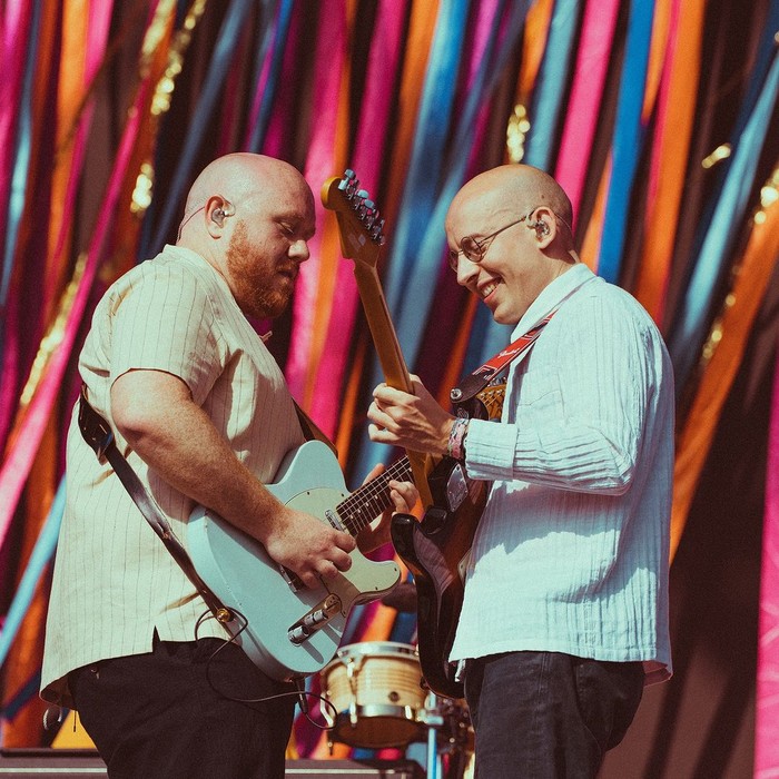 Bombay Bicycle Club beri tahu persiapan manggung di Jakarta dan setlist yang mereka siapkan.