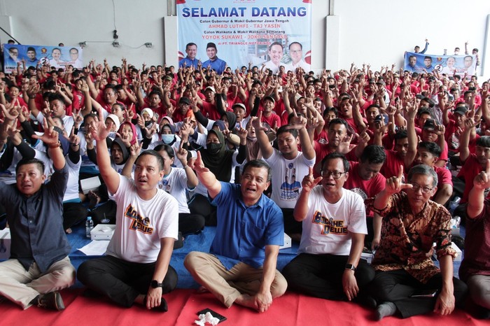 Cawalkot nomor urut 2 Yoyok Sukawi-Joko Santoso saat mengunjungi pabrik Viar di Kawasan Industri Bukit Semarang Baru (BSB), Kelurahan Jatibarang, Kecamatan Mijen, Selasa (12/11/2024).