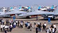 Pengunjung berdiri di depan jet tempur J-15 milik Angkatan Laut Tentara Pembebasan Rakyat Tiongkok (PLA).