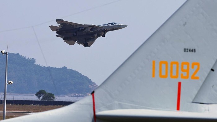 Zhuhai Airshow memamerkan sejumlah peralatan militer darat baru dalam jumlah yang memecahkan rekor, Selasa (12/11/2024). REUTERS/Tingshu Wang