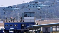 Anggota Angkatan Laut Tentara Pembebasan Rakyat Tiongkok (PLA) turun dari helikopter angkut di Pameran Penerbangan dan Dirgantara Internasional China.