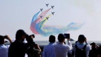 Orang-orang menyaksikan tim aerobatik Bayi dari Angkatan Udara Tentara Pembebasan Rakyat Tiongkok (PLA) tampil di Pameran Penerbangan dan Dirgantara Internasional China, atau Airshow China, di Zhuhai, provinsi Guangdong, China, Selasa (12/11/2024).