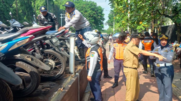 Dishub menindak pelaku parkir liar di kawasan Rawamangun, Pulogadung. Petugas mencabut pentil hingga mengangkut sepeda motor yang diperkir di atas trotoar. (dok Sudinhub Jaktim)