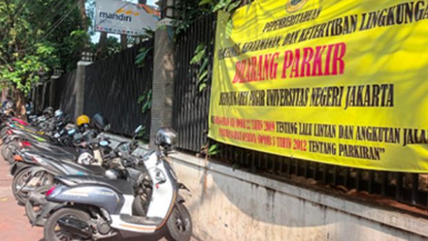 Dishub menindak pelaku parkir liar di kawasan Rawamangun, Pulogadung. Petugas mencabut pentil hingga mengangkut sepeda motor yang diperkir di atas trotoar. (dok Sudinhub Jaktim)