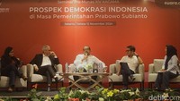 Hadir (kiri-kanan) dosen STHI Jentera Bivitri Susanti, Wakil Ketua Komisi II DPR Aria Bima, Wakil Kepala Staf Kepresidenan (KSP) M Qodari dan moderator Tatak Ujiyati.  