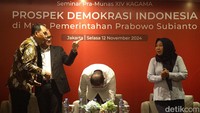 Hadir pula Wakil Ketua Umum I Keluarga Alumni UGM (Kagama), Budi Karya Sumadi.  