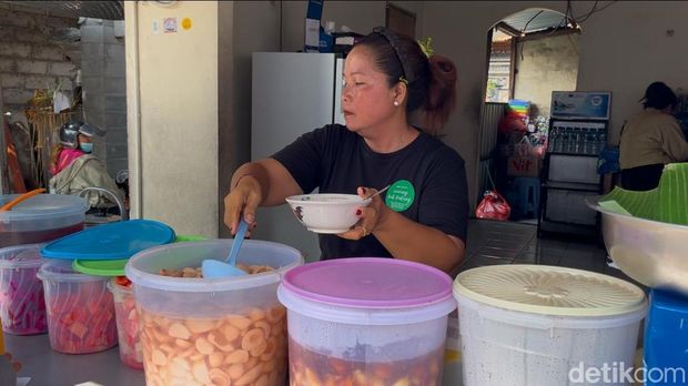 Salak ice at Warung Bu Badung, Jalan Raya Guwang, Sukawati, Gianyar, Bali, Friday (8/11/2024). (Firga Raditya Pamungkas)