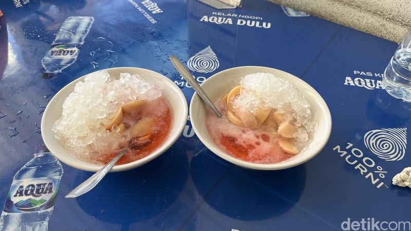 Es salak di Warung Bu Badung, Jalan Raya Guwang, Sukawati, Gianyar, Bali, Jumat (8/11/2024). (Firga Raditya Pamungkas)