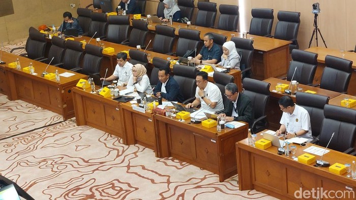 Kementerian Energi dan Sumber Daya Mineral (ESDM) telah menerima 128 aduan atau laporan terkait dengan pertambangan tanpa izin (PETI) atau tambang ilegal di Indonesia hingga  2023.