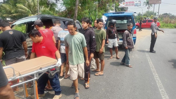 Evakuasi kecelakaan minibus vs motor di simpang donoasih, Turi, Sleman, Selasa (12/11/2024).