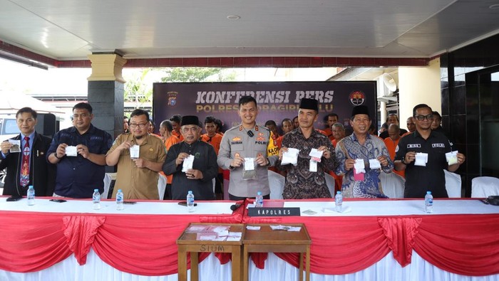 Foto: Kapolres Inhu dan jajaran saat menunjukkan barang bukti (Dok Polres Inhu)