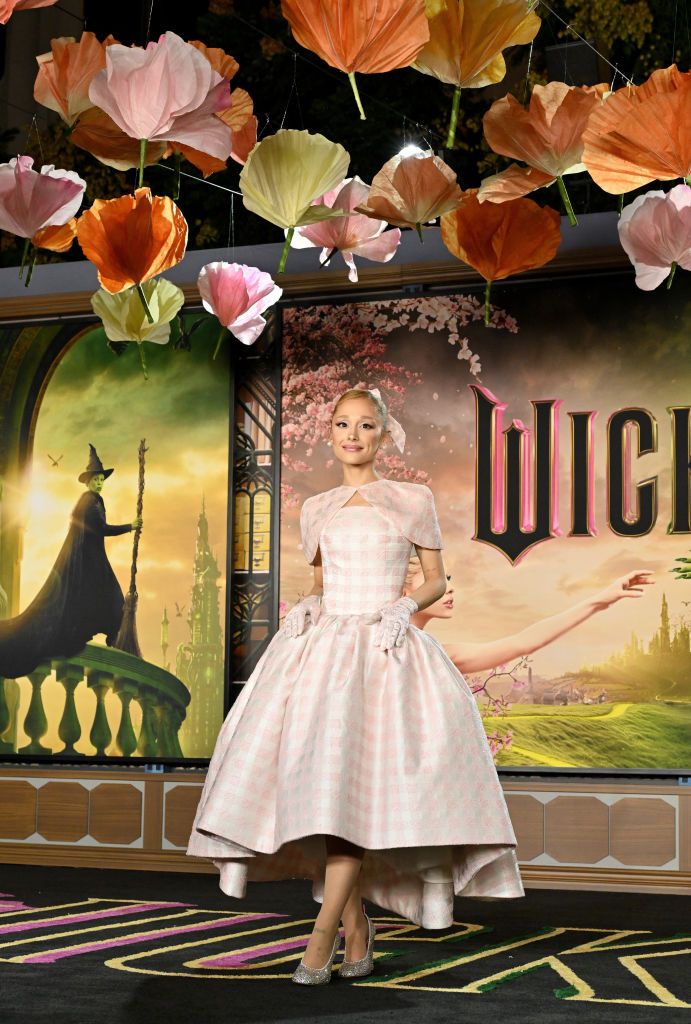 Gaya Ariana Grande di Premier Wicked LA LOS ANGELES, CALIFORNIA - NOVEMBER 09: Ariana Grande attends the Los Angeles Premiere of Universal Pictures