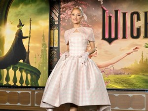 Ariana Grande Berkilauan di Premier Wicked, Gaun Bertabur 50.000 Kristal
