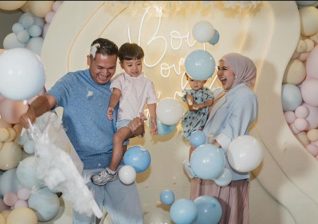 Dari acara tersebut diketahui bahwa anak ketiga Kesha dan Adhi berjenis kelamin laki-laki. Seneng bgt, Zyzy bakal ada temen. Dan Aisha diapit sama dua cowo ganteng. The real pricess deh Aisha, tulis Kesha dalam unggahannya. Foto: Instagram/@kesharatuliu05