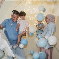 Dari acara tersebut diketahui bahwa anak ketiga Kesha dan Adhi berjenis kelamin laki-laki. Seneng bgt, Zyzy bakal ada temen. Dan Aisha diapit sama dua cowo ganteng. The real pricess deh Aisha, tulis Kesha dalam unggahannya. Foto: Instagram/@kesharatuliu05