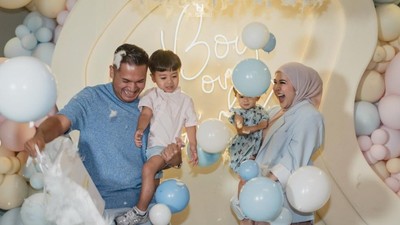 8 Foto Momen Gender Reveal Kesha Ratuliu, El Rumi Hadir Minum Susu Pakai Dot