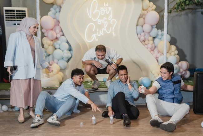 Acara gender reveal tersebut tampak meriah dengan diisi sejumlah game yang dimainkan oleh para tamu yang hadir. Salah satu tamunya, El Rumi, terlihat turut mengikuti game tersebut. Foto: Instagram/@kesharatuliu05