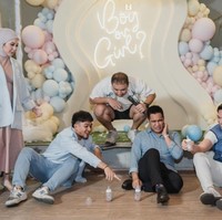 Acara gender reveal tersebut tampak meriah dengan diisi sejumlah game yang dimainkan oleh para tamu yang hadir. Salah satu tamunya, El Rumi, terlihat turut mengikuti game tersebut. Foto: Instagram/@kesharatuliu05