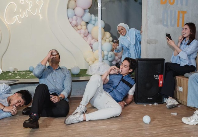 Ikut game minum susu dengan dot bayi, gaya El Rumi berhasil bikin kekasihnya, Syifa Hadju tertawa geli. Terlihat Syifa yang antusias memvideokan El yang tengah mengikuti game tersebut. Foto: Instagram/@kesharatuliu05