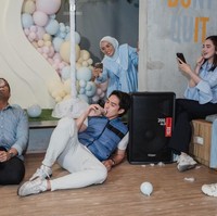 Ikut game minum susu dengan dot bayi, gaya El Rumi berhasil bikin kekasihnya, Syifa Hadju tertawa geli. Terlihat Syifa yang antusias memvideokan El yang tengah mengikuti game tersebut. Foto: Instagram/@kesharatuliu05