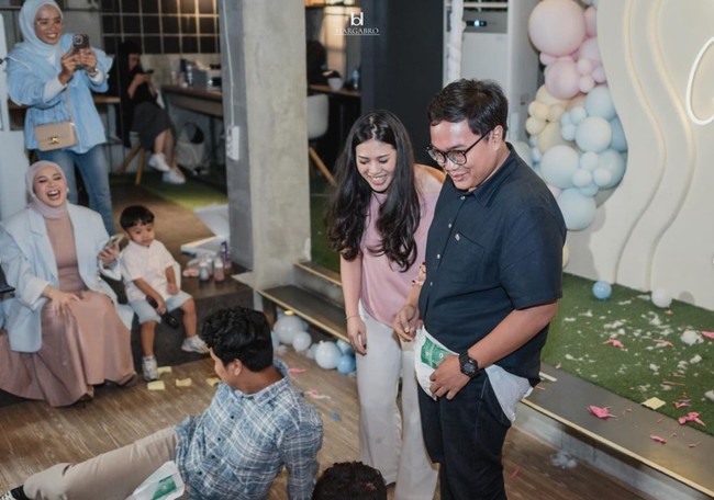 Selain minum susu dari dot bayi, ada juga game mengenakan popok bayi. Tampak jelas acara tersebut dipenuhi canda tawa dari para hadirin. Foto: Instagram/@kesharatuliu05