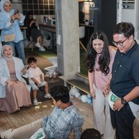 Selain minum susu dari dot bayi, ada juga game mengenakan popok bayi. Tampak jelas acara tersebut dipenuhi canda tawa dari para hadirin. Foto: Instagram/@kesharatuliu05