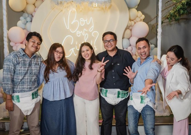 Para tamu undangan yang hadir juga tampak mengenakan busana sesuai dengan jenis kelamin yang ditebaknya. Ada yang mengenakan pakaian berwarna pink untuk jenis kelamin perempuan, ada juga yang berwarna biru untuk jenis kelamin laki-laki. Foto: Instagram/@kesharatuliu05