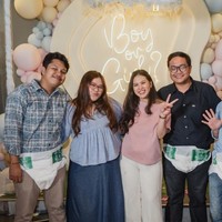 Para tamu undangan yang hadir juga tampak mengenakan busana sesuai dengan jenis kelamin yang ditebaknya. Ada yang mengenakan pakaian berwarna pink untuk jenis kelamin perempuan, ada juga yang berwarna biru untuk jenis kelamin laki-laki. Foto: Instagram/@kesharatuliu05