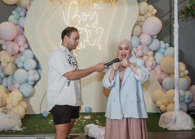 Kesha sendiri tampil mengenakan dress panjang berwarna dusty pink dipadukan dengan blazer berwarna biru muda. Tertutup blazer, baby bump di perut Kesha pun jadi tak terlalu terlihat. Foto: Instagram/@kesharatuliu05