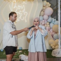 Kesha sendiri tampil mengenakan dress panjang berwarna dusty pink dipadukan dengan blazer berwarna biru muda. Tertutup blazer, baby bump di perut Kesha pun jadi tak terlalu terlihat. Foto: Instagram/@kesharatuliu05