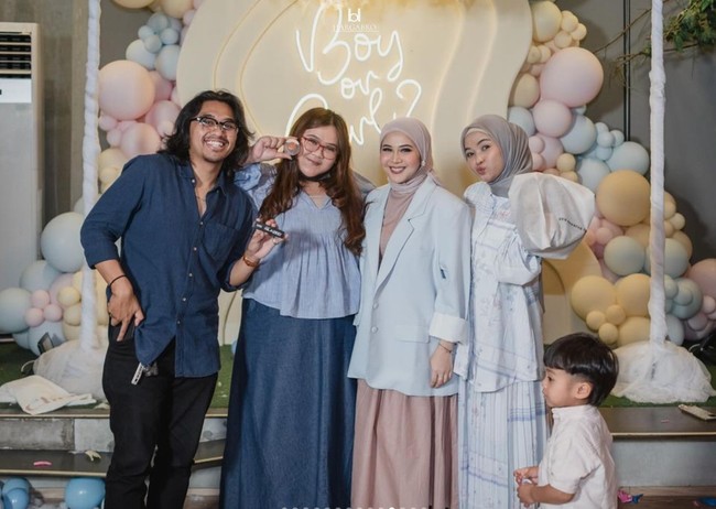 Sebelumnya Kesha sendiri baru mengumumkan kehamilan ketiganya itu melalui unggahan di Instagramnya pada Sabtu (12/10/24). Di unggahannya tersebut Kesha membagikan foto hasil USG sang jabang bayi. Foto: Instagram/@kesharatuliu05