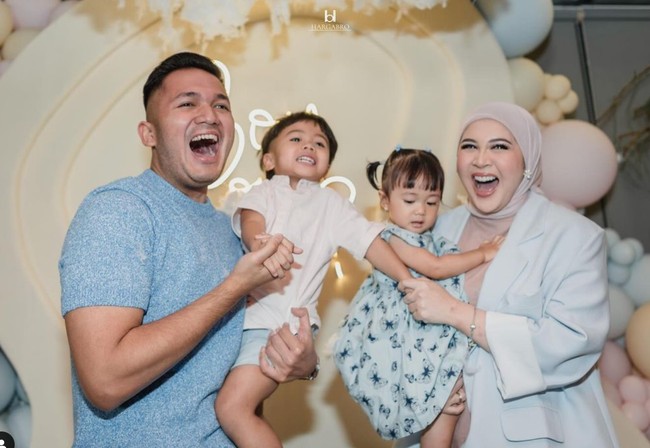 Bertepatan dengan Hari Pahlawan yang jatuh pada 10 November 2024 Kesha Ratuliu dan suaminya, Adhi Permana menggelar acara gender reveal untuk anak ketiga mereka. Tak hanya Kesha dan Adhi, kedua anak mereka, Qwenzy dan Aisha juga terlihat antusias menyambut kehadiran adik mereka. Foto: Instagram/@kesharatuliu05