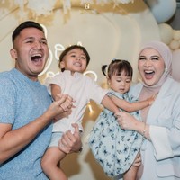 Bertepatan dengan Hari Pahlawan yang jatuh pada 10 November 2024 Kesha Ratuliu dan suaminya, Adhi Permana menggelar acara gender reveal untuk anak ketiga mereka. Tak hanya Kesha dan Adhi, kedua anak mereka, Qwenzy dan Aisha juga terlihat antusias menyambut kehadiran adik mereka. Foto: Instagram/@kesharatuliu05